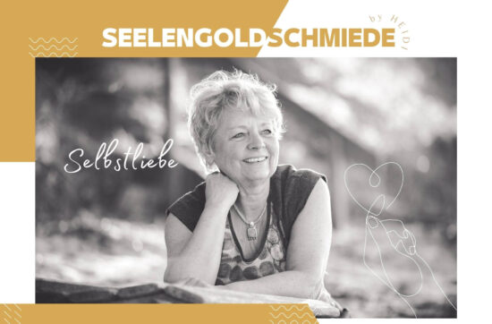 Die Selbstliebe mit einem Bild von Heidi Pollaschek aus der Seelengoldschmiede. Steht in Schwarz Weiß auf einem Tisch gelehnt lächelnd.